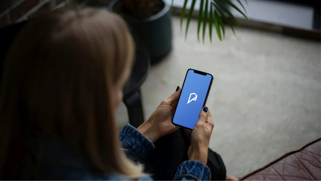 Professionnelle de l’hôtellerie utilisant Point Audit
